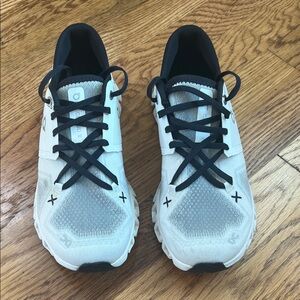 On Cloud X3 Women’s US7 Black & White Sneakers